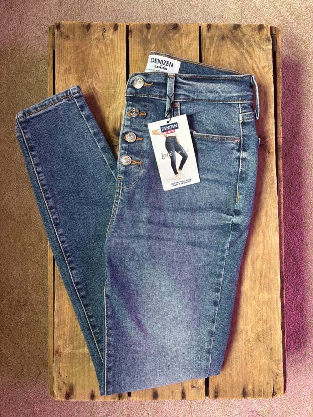 NWT Denizen by Levi’s Ultra High Rise Skinny Jeans, Light/Acid Wash with buttons